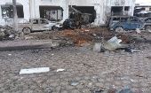 Vehículos de la policía y de civiles que se encontraban en el lugar se vieron afectados por la explosión.