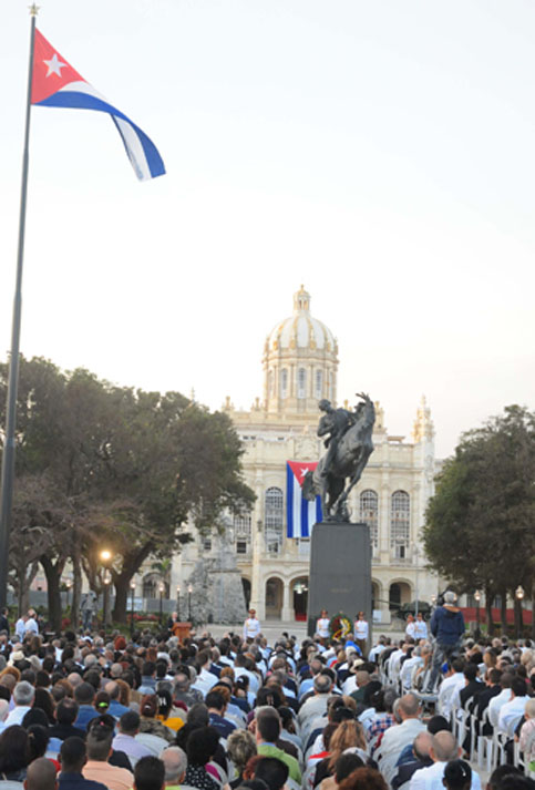 La escultura representa una probable escena del 19 de mayo de 1895, día en que el Apóstol cayó en combate en una zona del oriente cubano conocida como Dos Ríos.    