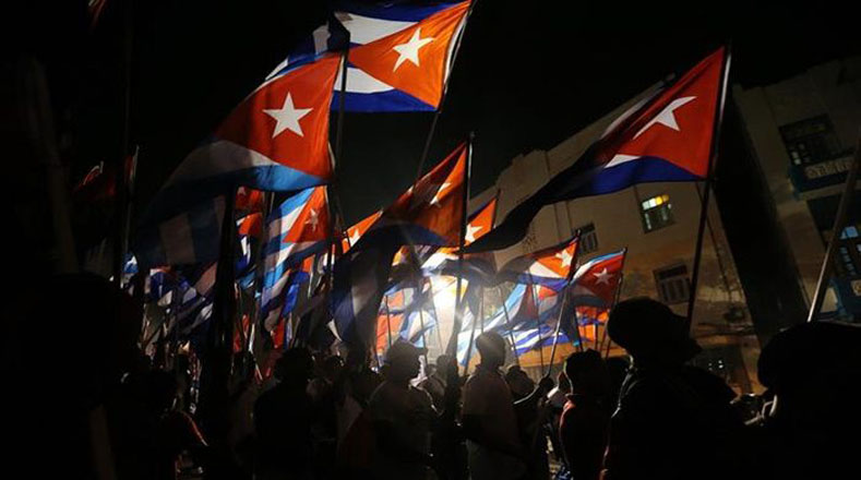 También a medianoche celebraron la marcha de las antorchas para homenajear a Martí. 