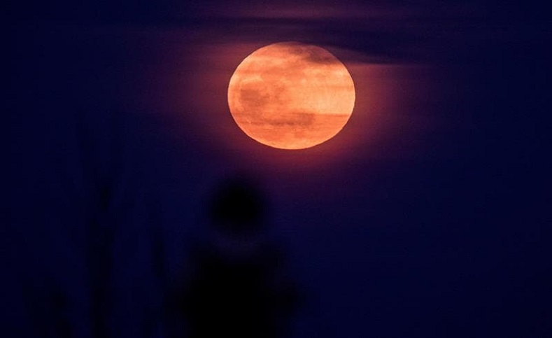  El eclipse de lunar observado este miércoles, ocurrió tras la  alineación del sol, la tierra y la luna, que proyectaron una sombra en su satélite natural de color rojizo, denominado luna de sangre o luna roja.