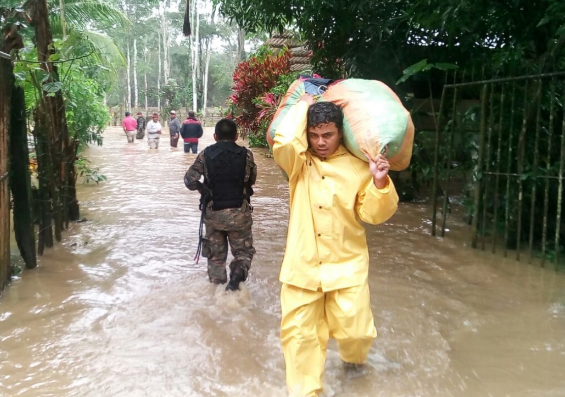 Entes oficiales están haciendo entrega de recursos y asistencia humanitaria a las familias afectadas por las fuertes lluvias.