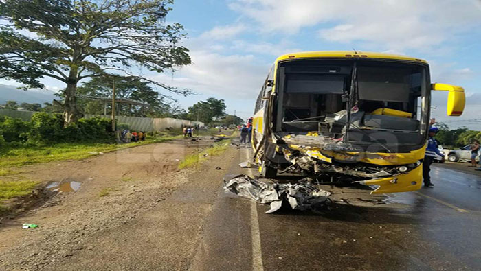Los reportes indican que no hubo heridos ni fallecidos entre las personas que estaban en el autobús.