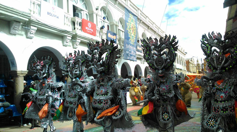 Color y tradición: Bolivia recibe a espectadores del Carnaval