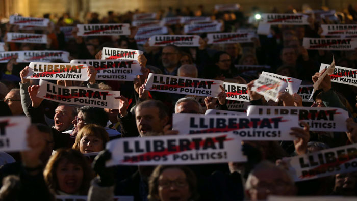 Los participantes de la movilización hicieron cuatro minutos de silencio por cada mes de prisión que cumplieron los líderes independentistas catalanes.