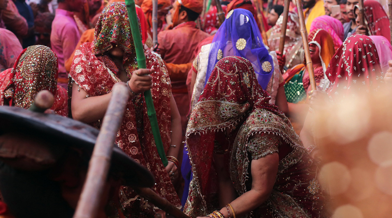 Quienes más disfrutan este festival son las mujeres que se pueden liberar de las estrictas reglas sociales de la India.