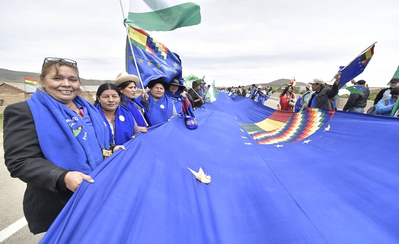 El pueblo boliviano con gran entusiasmo recorrió 200 kilómetros del altiplano andino, y logró romper un récord con la bandera de color azul con 10 estrellas bordadas más larga del mundo.