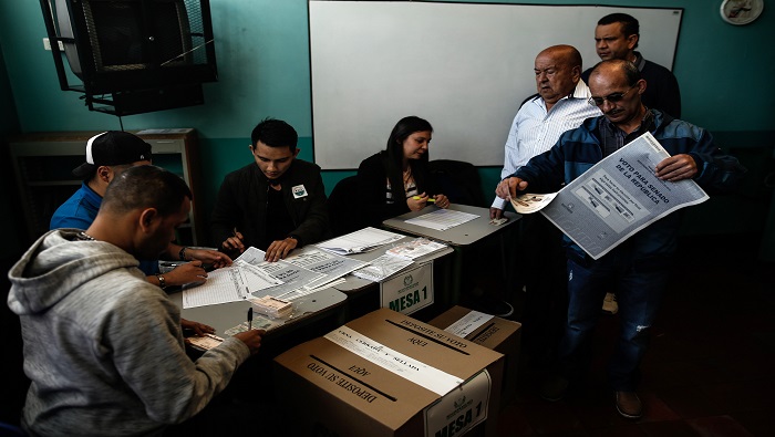 Colombianos votaron para elegir los 102 miembros al Senado y 166 parlamentarios para la Cámara de Representantes.