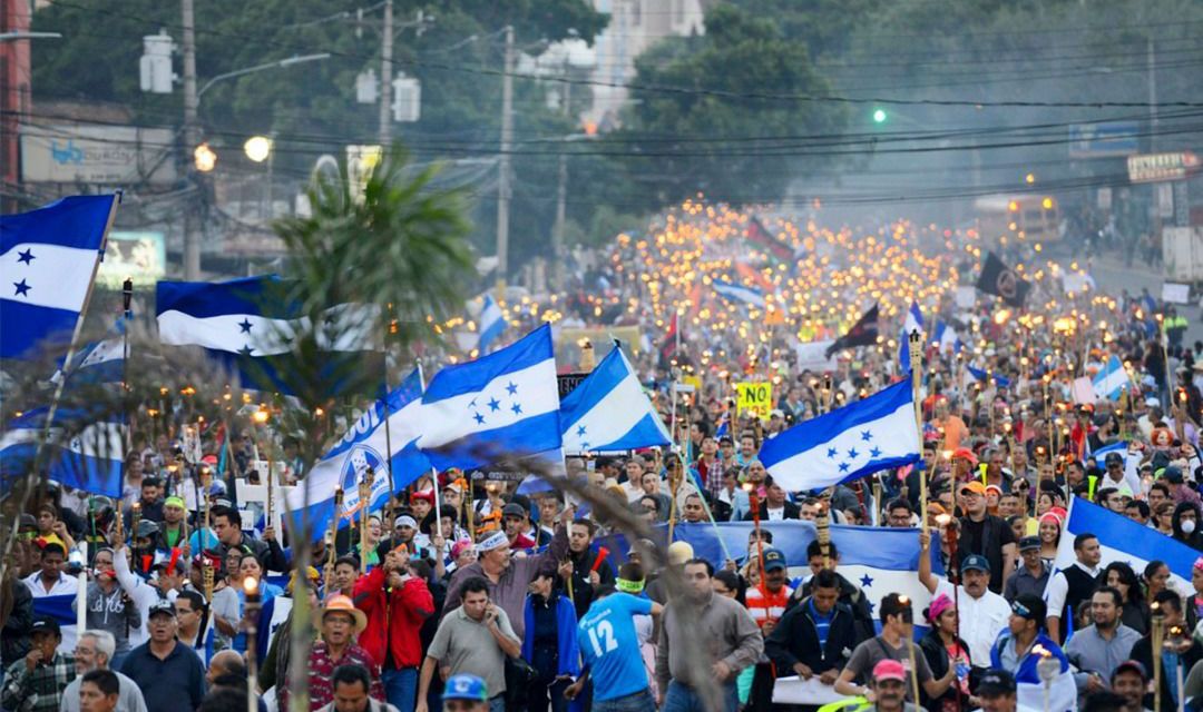 Hondureños marchan contra el fraude electoral