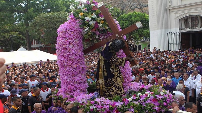 El Jueves Santo los venezolanos renuevan su fe y devoción en la procesión del Nazareno en Venezuela.