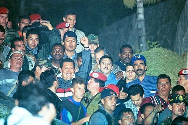 Chávez fue recibido por el pueblo al regresar a Miraflores.