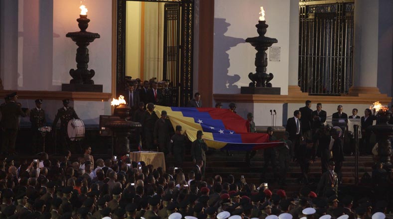 Desde tempranas horas de la mañana, representantes del Gobierno acudieron al Panteón Nacional en Caracas (capital) para izar la bandera y rendir tributo a sus próceres.