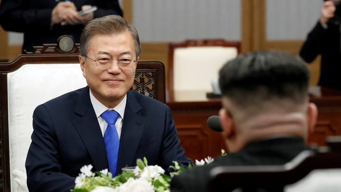 La cumbre se da tras el acercamiento entre las dos Coreas, que se dio en gran medida por la participación del Norte en los Juegos Olímpicos y Paralímpicos de Invierno de Pionyang, recientemente concluidos. 