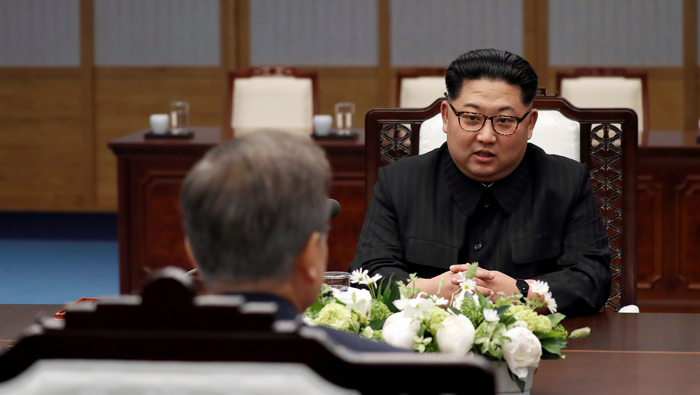 Esta es la tercera cumbre entre ambas naciones, pero la primera que se realizará en Corea del Sur, convirtiendo a Kim Jong-un en el primer líder norcoreano en pisar suelo surcoreano desde el final de la Guerra de Corea (1950-53).
