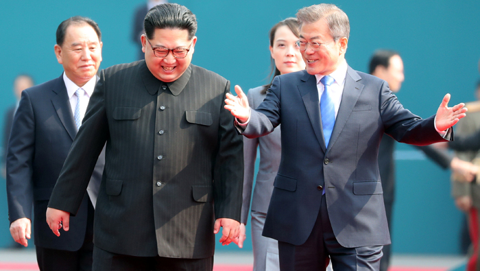 En la primera sesión del encuentro, que se llevó a cabo en la Casa de la Paz y que consta de dos rondas de conversaciones, el mariscal norcoreano indicó que desea "iniciar un nuevo capítulo" en las relaciones con el Sur.