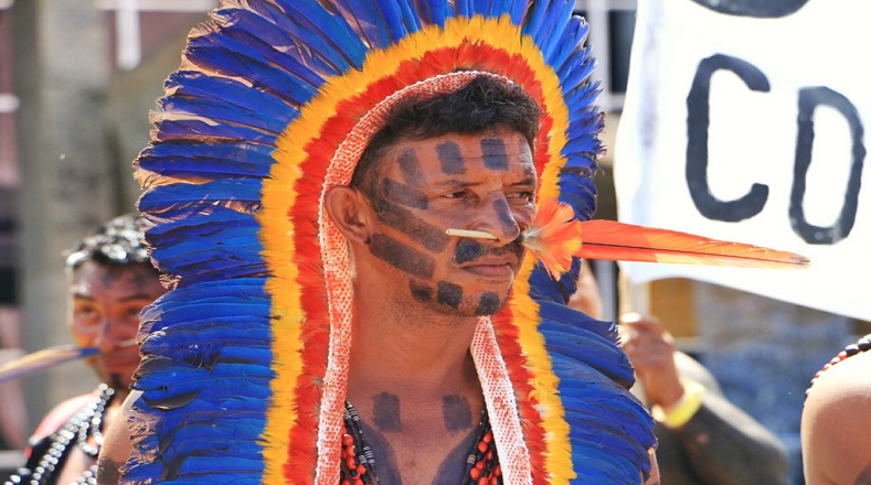 En una demostración de gallardía y creatividad los descendientes nativos del Brasil protestan para defender los derechos de sus tierras consagrados en la Constitución brasileña. 