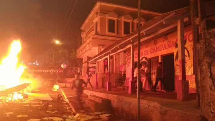 Medios locales informaron que fue saqueada y quemada la casa del FSLN en Catarina.