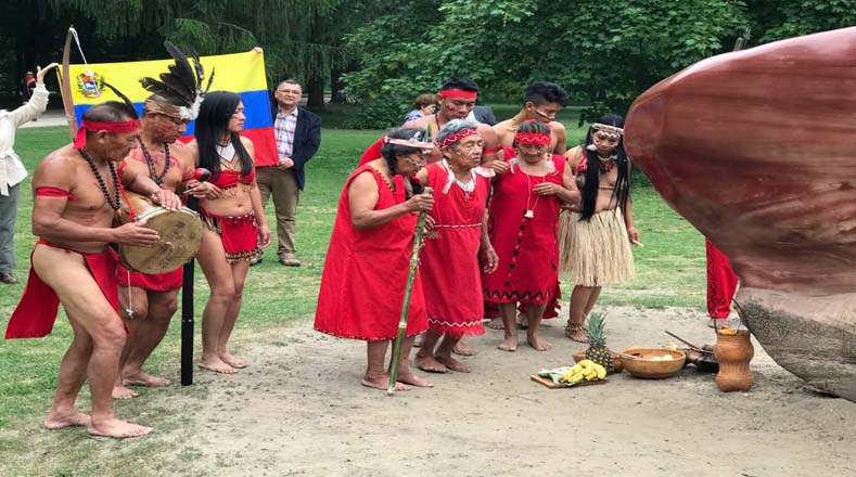 Doce chamanes del pueblo indígena Pemón de Venezuela, realizaron este viernes, en el parque Tiergarden de Berlín, un ritual de sanación a la piedra Abuela Kueka para que sea repatriada al Parque Nacional Canaima, ubicado en el estado Bolívar.