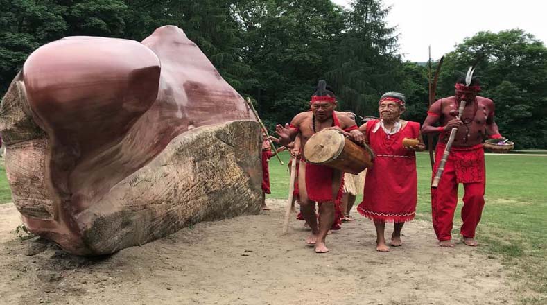 La Abuela Kueka es una piedra de Jaspe de unas 30 toneladas, representa a una persona convertida en piedra. Fue reconocida en 1994 como Patrimonio Natural de la Humanidad por la Unesco.