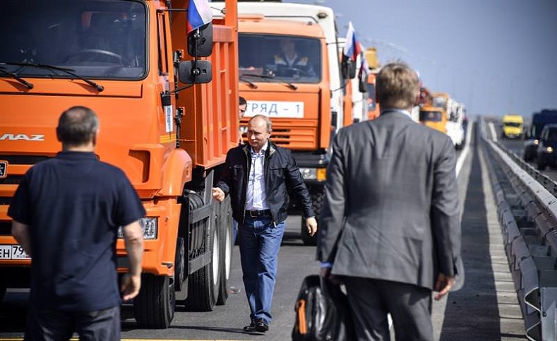 Este martes el presidente ruso Vladimir Putin inauguró la carretera para el tránsito de los camiones de carga y automóviles que podrán circular a partir del miércoles.