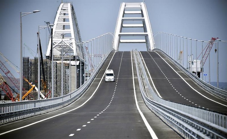 El puente de Crimea tendrá tres tramos y tuvo un costo de cuatro mil millones de dólares invertidos por Moscú, y expandirá las vías de conexión con la península que hasta ahora eran aéreas y marítimas. 