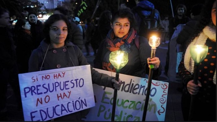 Los estudiantes universitarios también participaron en la Marcha de las Antorcha en contra de los recortes del presupuesto educativo.