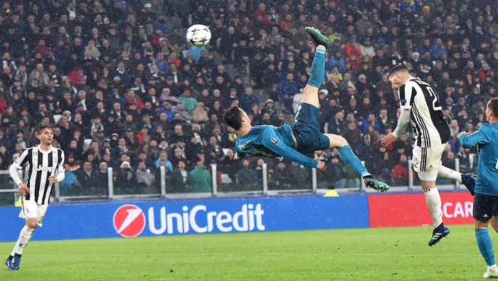 Acostumbrado a hacer goles de alta envergadura, Cristiano Ronaldo (c) salió ovacionado de Turín en abril pasado luego de su memorable chilena ante la Juventus.