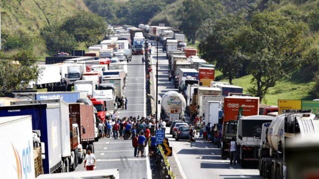 Los transportistas continúan en huelga en Brasil y exigen una solución al aumento constante de los combustibles.