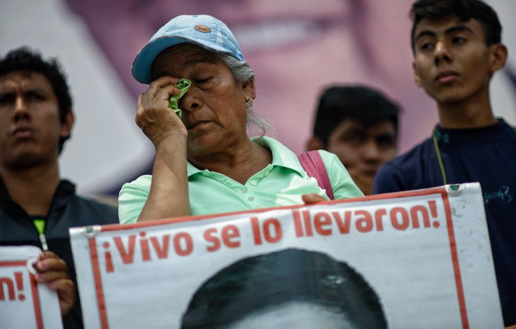 Alrededor de mil personas marcharon este sábado por las calles de Ciudad de México para exigir verdad y justicia para los 43.