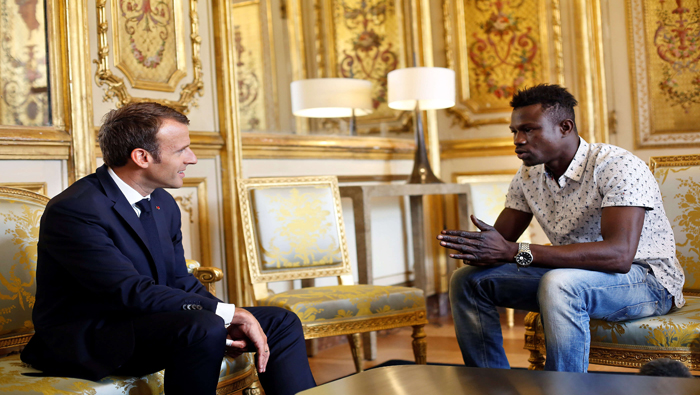 El mandatario Emmanuel Macron (I) sostuvo un encuentro con Mamoudou Gassama (D), quien es considerado por sectores de la población como un héroe.