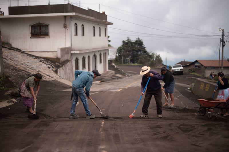 Guatemaltecos  trabajan en la limpieza de carreteras tras erupción del volcán de Fuego