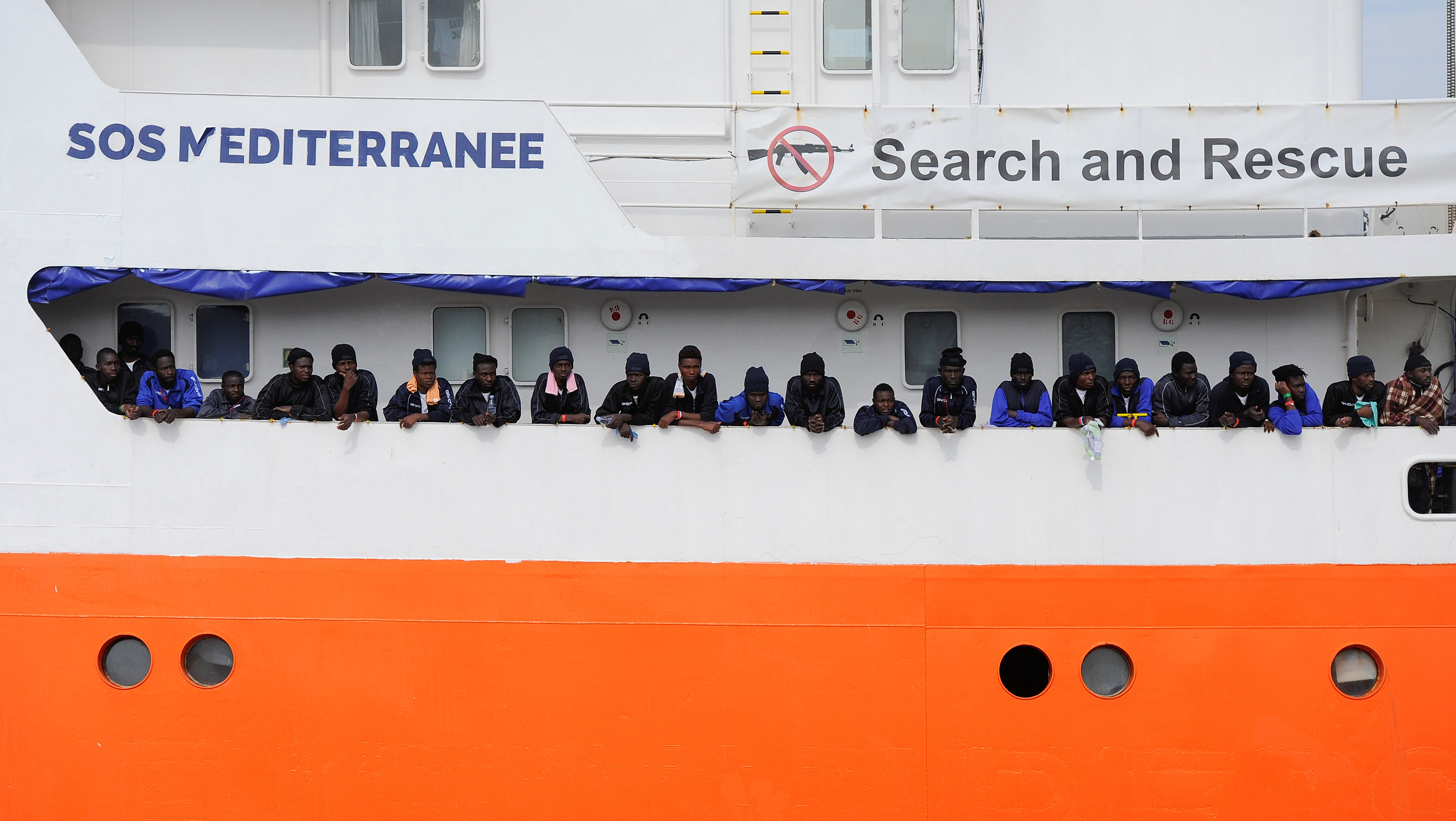 La embarcación varada entre Italia y Malta, por no tener puertos donde desembarcar, transporta a 629 migrantes rescatados en la zona de Libia.