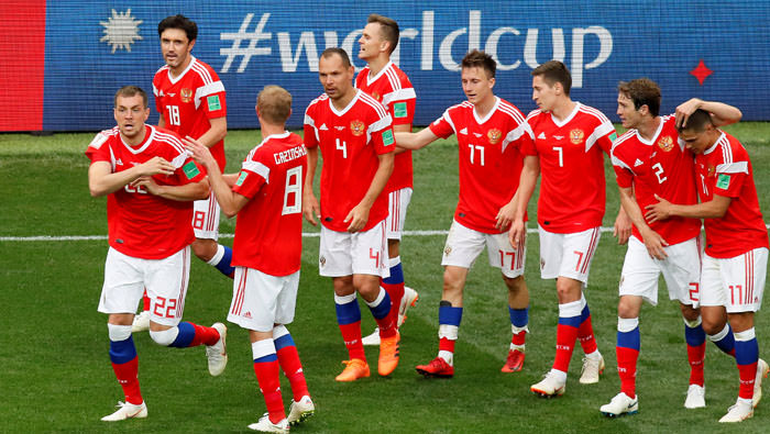 Jugadores rusos celebran la victoria ante el equipo árabe