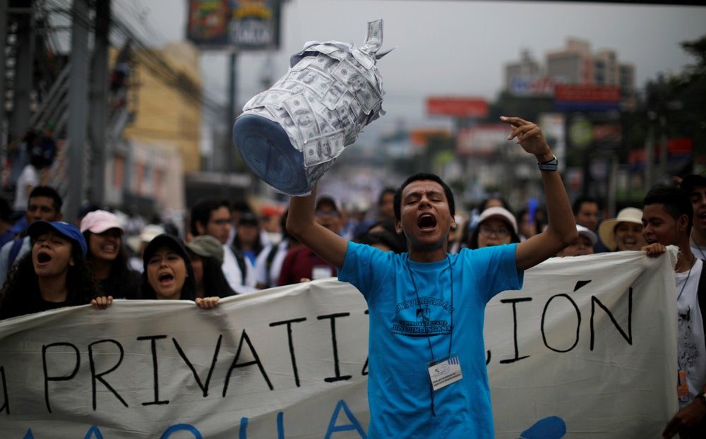 Miles de personas se marcharon en El Salvador contra la privatización del agua.