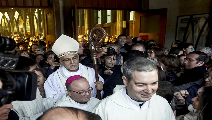 Los enviados del papa claman por la paz y la reconciliación de los feligreses chilenos con la iglesia católica tras la polémica por los abusos sexuales.