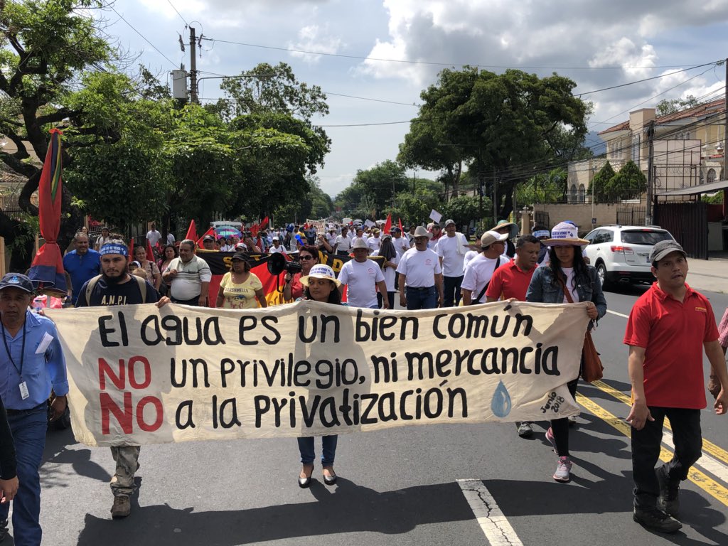 La movilización inició en el parque Cuscatlán y avanzó hasta la sede del partido ARENA.