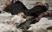 Niños inmigrantes duermen detenidos en Brownsville, separados de sus padres y madres.