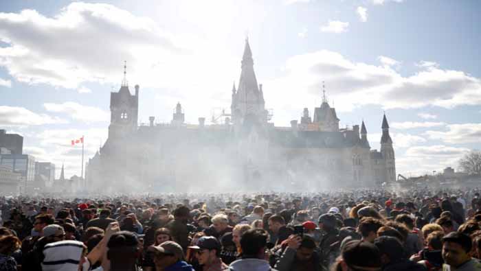 Humo durante la manifestación anual de marihuana 4/20 en el Parlamento.