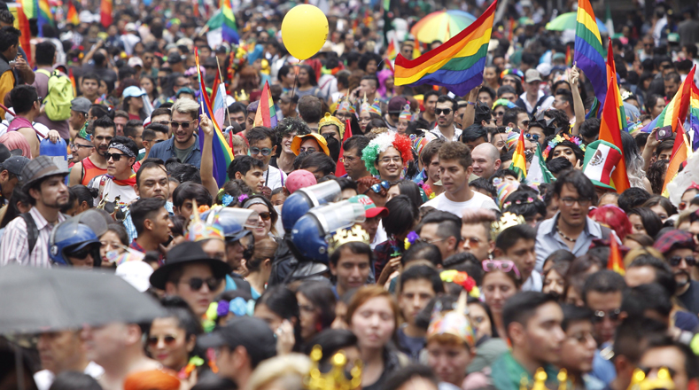 Bajo el lema "40 años viviend en libertad. ¡No renunciaremos!" la comunidad Lgbttti marchó este sábado por las calles de ciudad de México para demostrar la diversidad sexual y de la reivindicación de sus derechos.