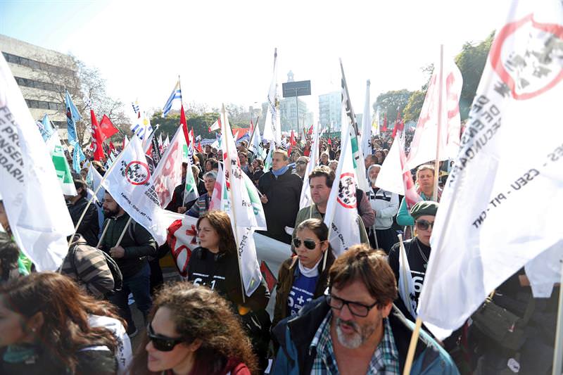 Manifestantes participan en una huelga convocada por la central sindical de Uruguay PIT-CNT