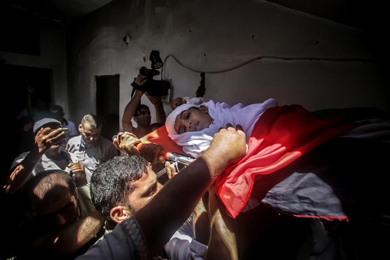 Los palestinos portan el cuerpo de Ahmad Abu al-Naja, de 13 años, durante su funeral en la ciudad de Khan Younis, al sur de la Franja de Gaza, el 30 de junio de 2018.