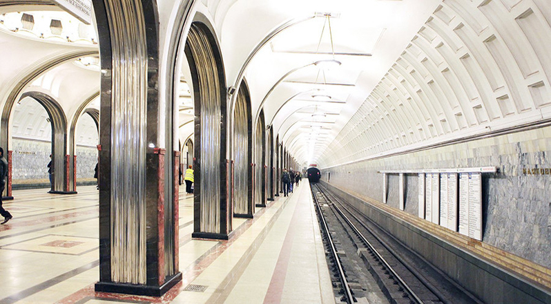 En la línea 2 del Metro de Moscú se encuentra la estación Mayakóvskaya, que cuenta con detalles vanguardistas, lo que se podría considerar una arquitectura estalinista.