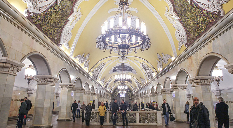 La estación Komsomólskaya, que está dentro de la línea 5 del Metro de Moscú, muestra un techo de estilo barroco, columnas de mármol y es embellecida con mosaicos y candeleros.