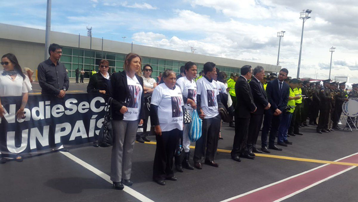 Los familiares de las víctimas acudieron al aeropuerto de Quito (capital).