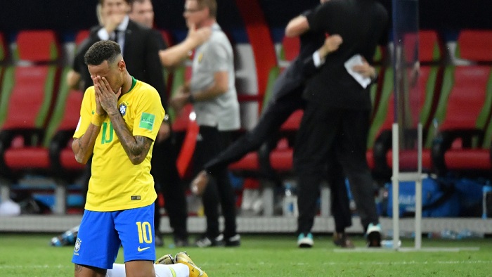 El jugador brasileño Neymar fue objeto de burlas por las numerosas veces que estuvo en el suelo durante los partidos.