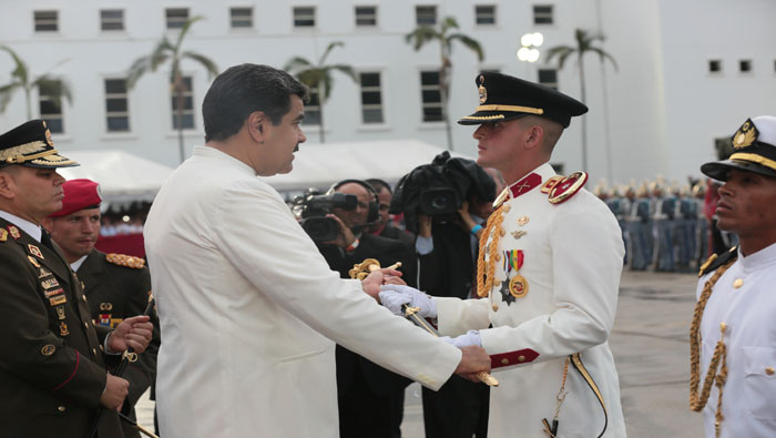 Nicolás Maduro (c) encabezó el sábado el acto de graduación de oficiales de la FANB en Fuerte Tiuna.