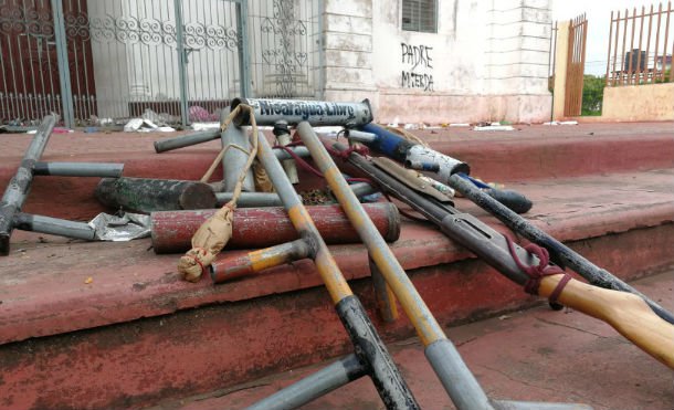 Las familias de denunciaron que la Iglesia escondía armas a los grupos extremistas.