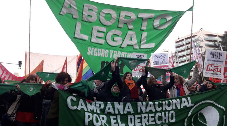 Realizan pañuelazo por legalización del aborto en Argentina