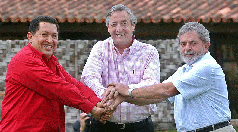 Durante el Gobierno de Chávez se fortalecieron las relaciones de cooperación con Brasil y Argentina. En la imagen posa junto los entonces presidentes Néstor Kirchner y Luiz Inácio Lula da Silva durante un encuentro en la Granja do Torto, residencia oficial de Lula, en 2006.
