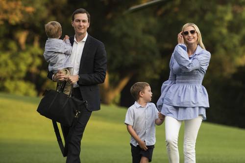 ared Kushner, con su hijo Theodore en brazos; su esposa Ivanka Trump y Joseph, su otro hijo, en la Casa Blanca.