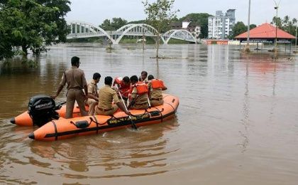 El ministro estatal en jefe, Pinarayi Vijayan, realizó una supervisión aérea de los distritos afectados por las inundaciones.